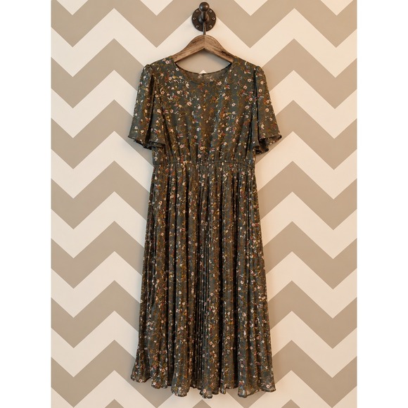 Baltic Born Dresses & Skirts - Baltic Born Floral Pleated Flutter Sleeve Midi Dress Large